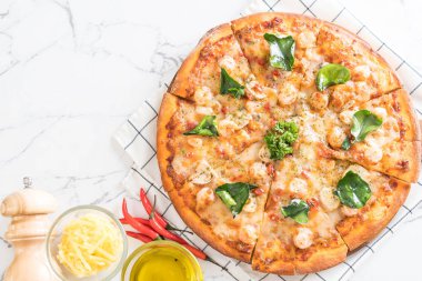 Baharatlı karides (Tom Yum) pizza