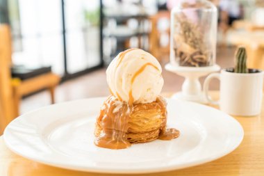 vanilyalı dondurma ve karamel soslu çıtır börek