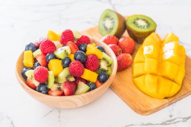 karışık taze meyve (çilek, ahududu, yaban mersini, kivi, mang