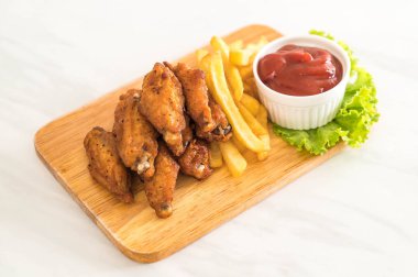 Kızarmış tavuk kanadı.