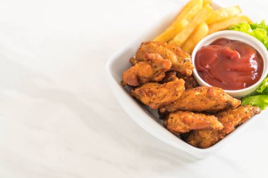 Kızarmış tavuk kanadı.