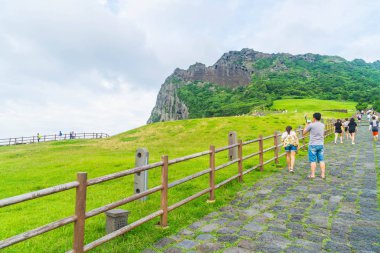 Jeju, Kore - 9 Temmuz 2017: turist Seongaksan Mounta ziyaret