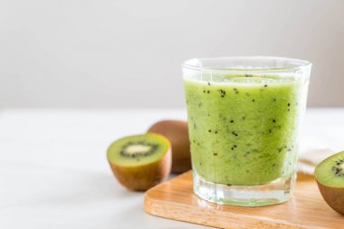 Sağlıklı taze kivi smoothie cam
