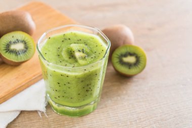 Sağlıklı taze kivi smoothie cam