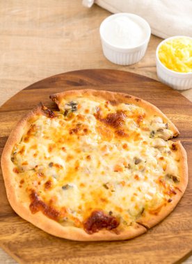 Kremalı mantarlı pizza