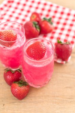 taze çilek smoothie 