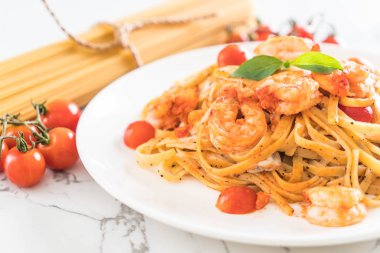 Spagetti karides, domates, fesleğen ve peynir ile 