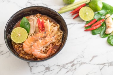 Karidesli baharatlı hazır şehriye çorbası.