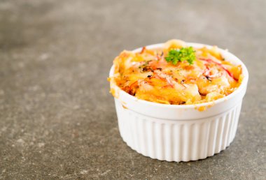 peynir ve yengeç sopa ile pişmiş makarna