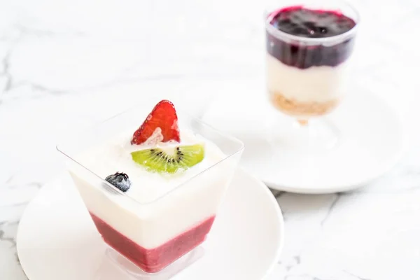 Panna cotta con salsa de fresa — Foto de Stock