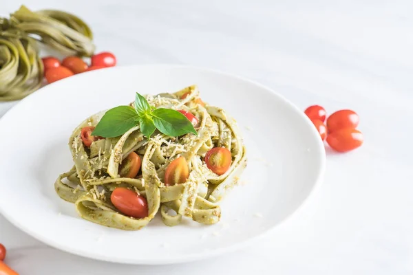 Spinach fettuccine with tomatoes — Stock Photo, Image