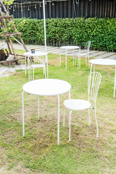 Порожній стіл і стілець в саду — стокове фото