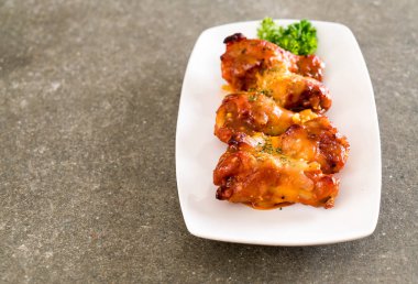 Peynirli tavuk kanadı ızgara