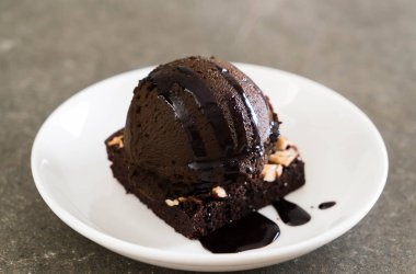 Çikolatalı dondurma ile çikolatalı kek