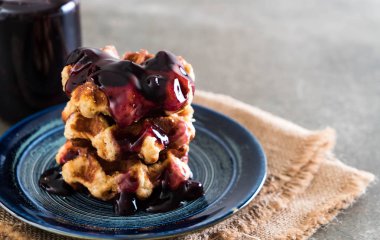 yaban mersini sosu ile waffle 