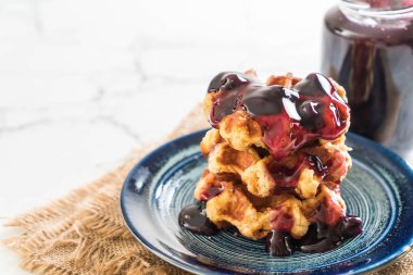 yaban mersini sosu ile waffle 