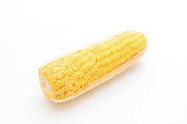 Beyaz arkaplanda taze mısır
