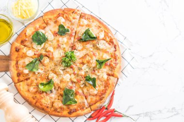Baharatlı karides (Tom Yum) pizza