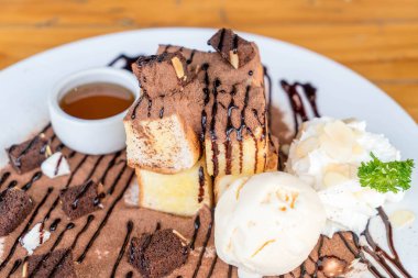 vanilyalı dondurma ve çikolata kek ile tost ekmeği