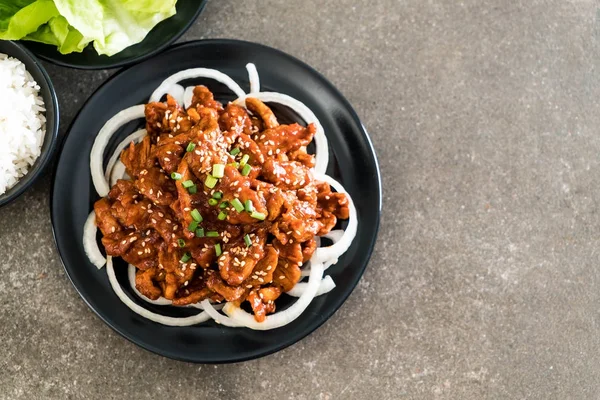 Cerdo frito con salsa coreana picante (bulgogi ) —  Fotos de Stock