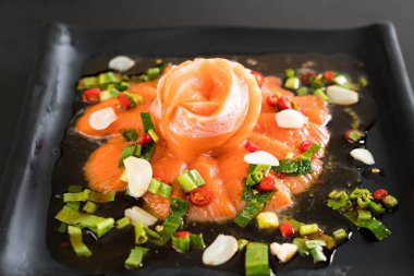 taze somon çiğ baharatlı salata