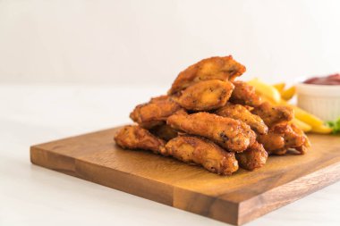 Kızarmış tavuk kanadı.