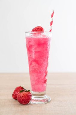 taze çilek smoothie 