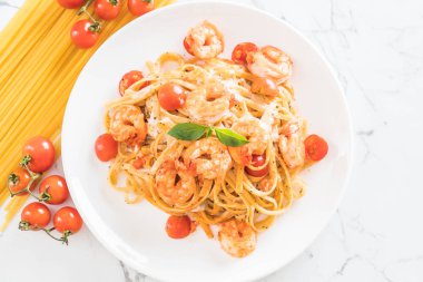 Spagetti karides, domates, fesleğen ve peynir ile 