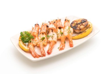 Sarımsaklı ve limonlu kızarmış karides.