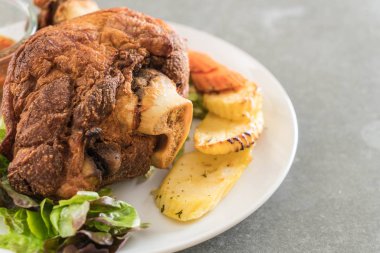 Gevrek domuz knuckle veya Alman domuz Hocks