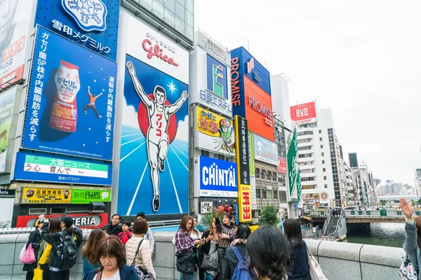ОСАКА, Япония - 19 ноября 2016: Группа людей идет за покупками — стоковое фото