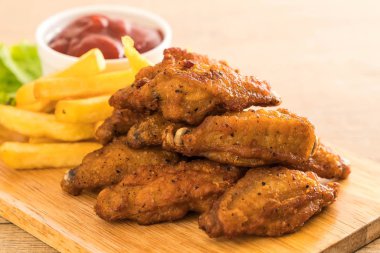 Kızarmış tavuk kanadı.