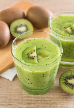 Sağlıklı taze kivi smoothie cam
