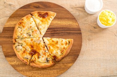 Kremalı mantarlı pizza