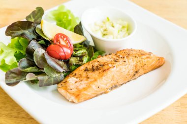 Somon steak salata ile