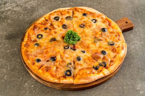 Pizza al salame piccante con olive — Foto Stock