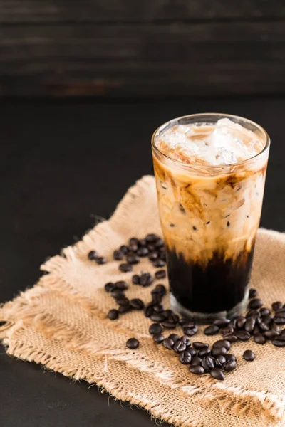 Es kopi dengan susu — Stok Foto