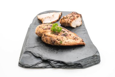 Kayrak plaka üzerinde ızgara tavuk fileto