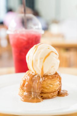 vanilyalı dondurma ve karamel soslu çıtır börek