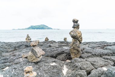 taş Hyeopjae Plajı, Jeju Adası'nda bazaltik buzlu kule