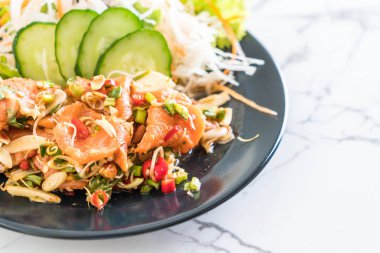 taze somon çiğ baharatlı salata