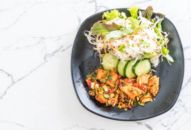 Kızarmış somon baharatlı salata