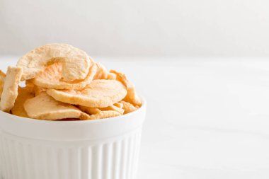 Kurutulmuş elma cips