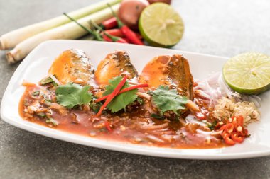 Baharatlı uskumru salatası