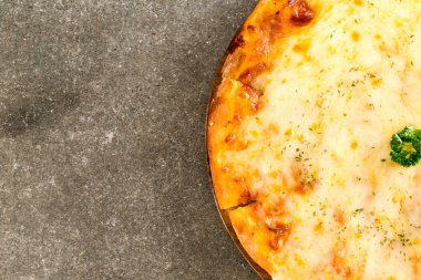 dört peynirli pizza