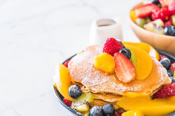 Pfannkuchen mit gemischten Früchten — Stockfoto