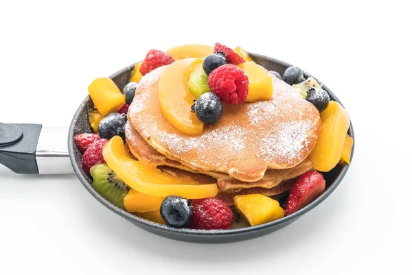 Pancake with mix fruits (strawberry, blueberries, raspberries, m — Stock Photo, Image