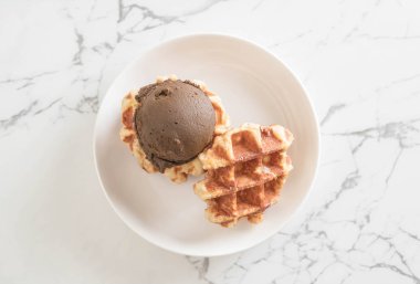 Çikolatalı dondurmalı waffle 