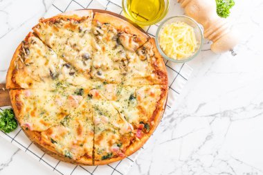  Ispanaklı ve mantarlı pizza