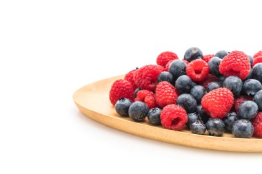 taze yaban mersini ve rasberry beyaz